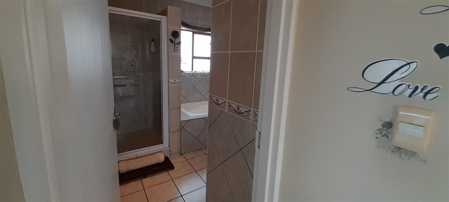 5 Bedroom Property for Sale in Wavecrest Eastern Cape